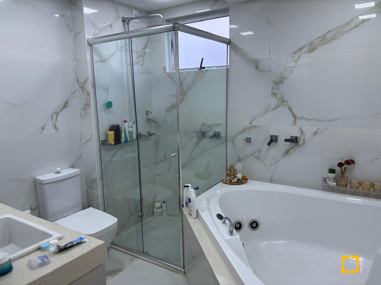 Apartamento com 173m², 4 quartos (sendo 2 suítes), 2 garagens, no bairro Campinas em São José