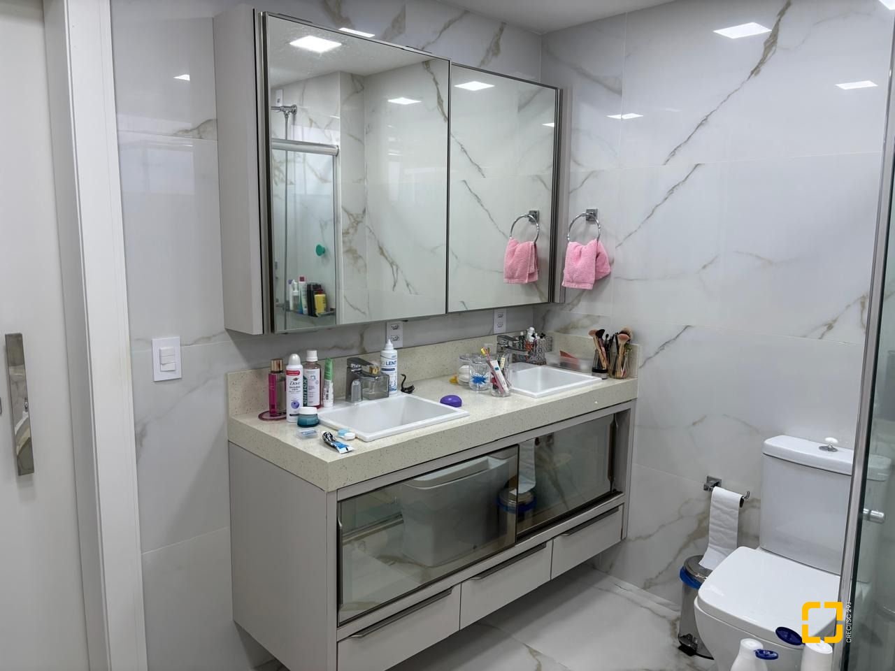 Apartamento com 173m², 4 quartos (sendo 2 suítes), 2 garagens, no bairro Campinas em São José