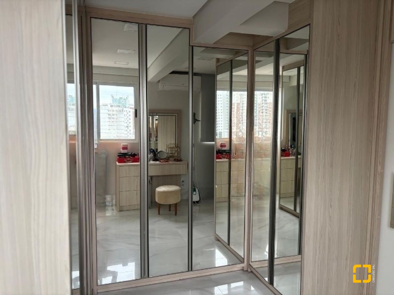 Apartamento com 173m², 4 quartos (sendo 2 suítes), 2 garagens, no bairro Campinas em São José