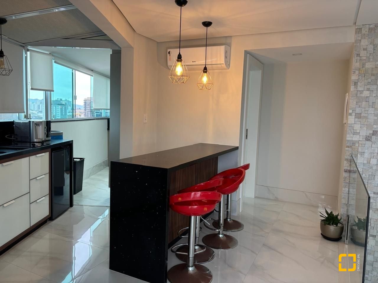 Apartamento com 173m², 4 quartos (sendo 2 suítes), 2 garagens, no bairro Campinas em São José