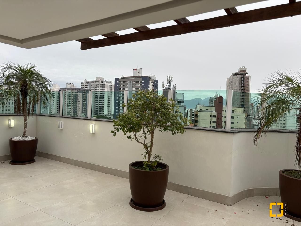 Apartamento com 173m², 4 quartos (sendo 2 suítes), 2 garagens, no bairro Campinas em São José