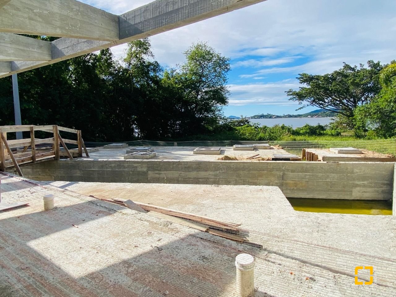 Apartamento com 70m², 2 quartos (sendo 1 suíte), 1 garagem, no bairro Lagoa de Conceição em Florianópolis