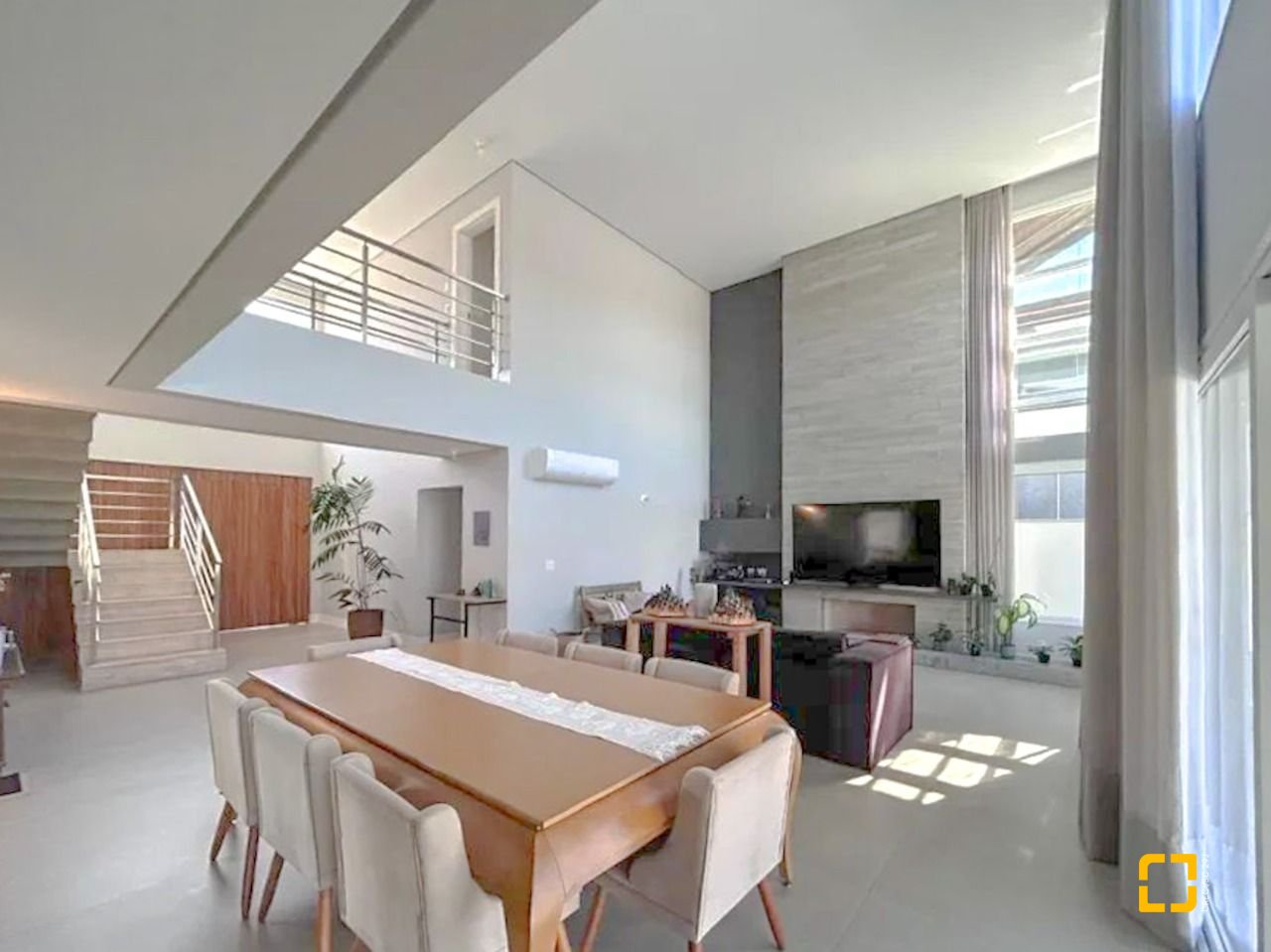 Casa de Condomínio com 378m², 7 quartos (sendo 3 suítes), 4 garagens, no bairro Campeche em Florianópolis
