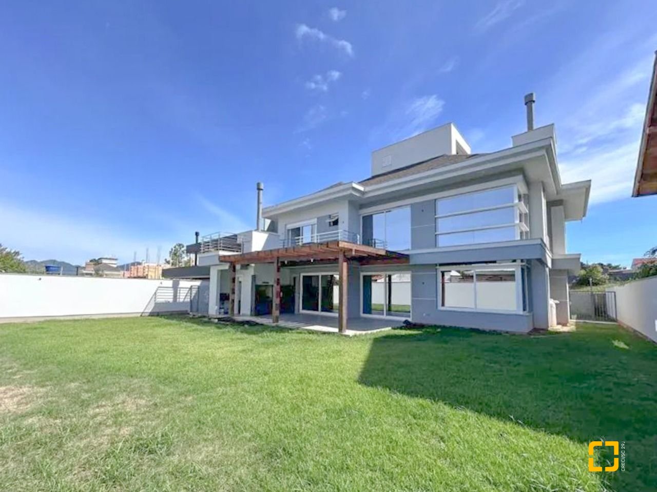 Casa de Condomínio com 378m², 7 quartos (sendo 3 suítes), 4 garagens, no bairro Campeche em Florianópolis