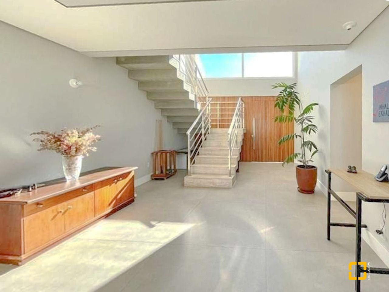 Casa de Condomínio com 378m², 7 quartos (sendo 3 suítes), 4 garagens, no bairro Campeche em Florianópolis