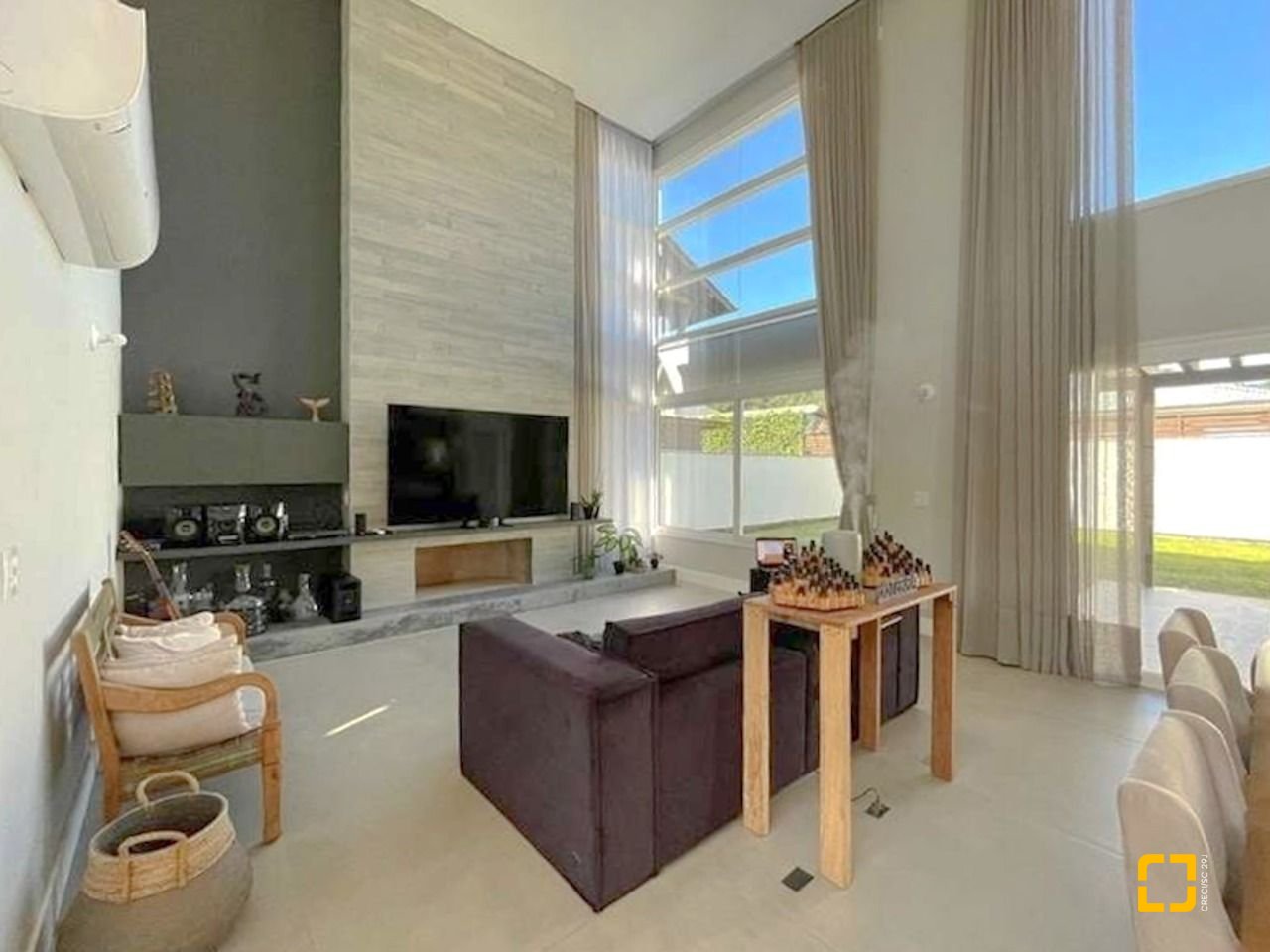 Casa de Condomínio com 378m², 7 quartos (sendo 3 suítes), 4 garagens, no bairro Campeche em Florianópolis