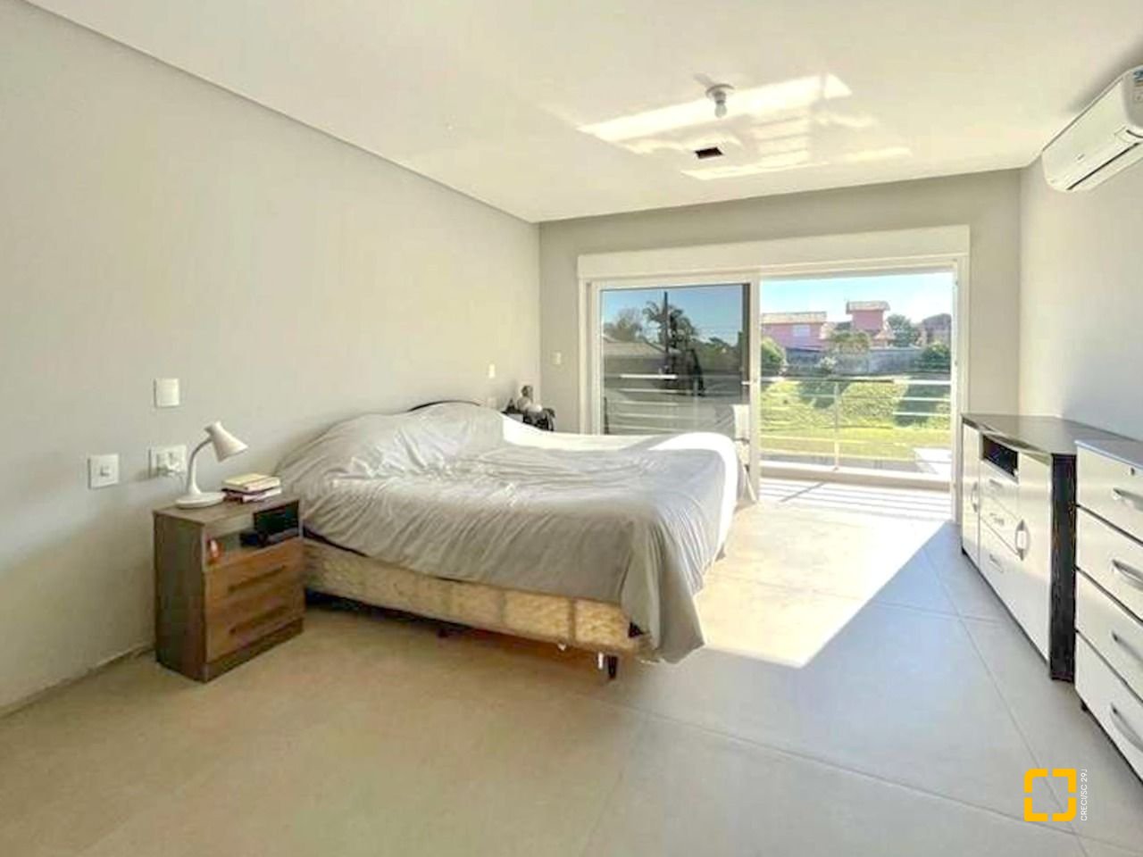 Casa de Condomínio com 378m², 7 quartos (sendo 3 suítes), 4 garagens, no bairro Campeche em Florianópolis