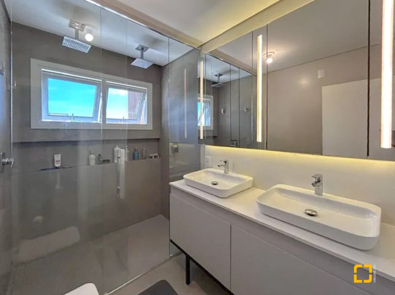 Casa de Condomínio com 378m², 7 quartos (sendo 3 suítes), 4 garagens, no bairro Campeche em Florianópolis