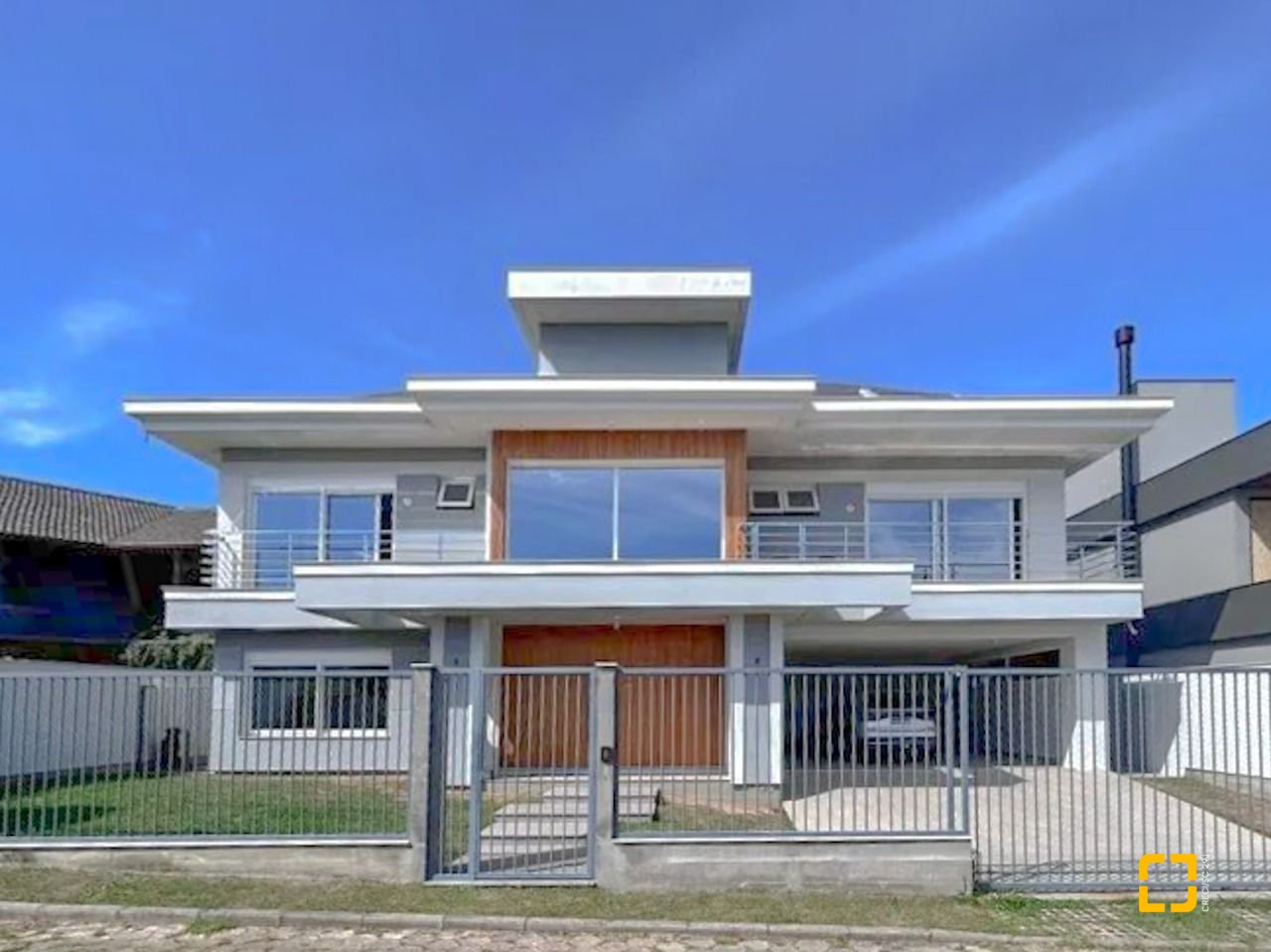 Casa de Condomínio com 378m², 7 quartos (sendo 3 suítes), 4 garagens, no bairro Campeche em Florianópolis