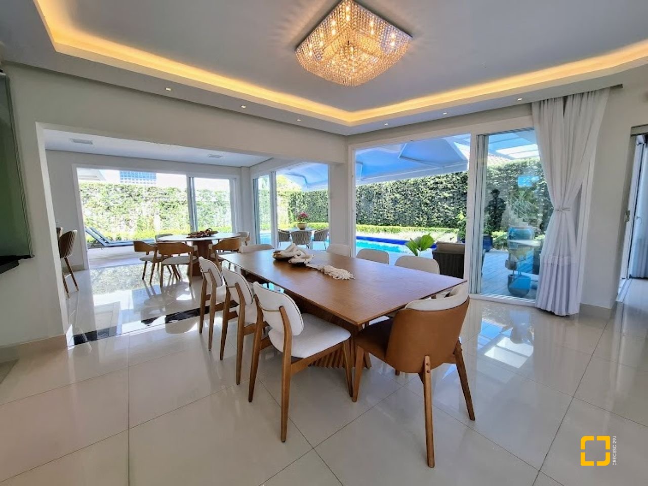 Casa com 470m², 8 quartos (sendo 4 suítes), 4 garagens, no bairro Jurerê Internacional em Florianópolis