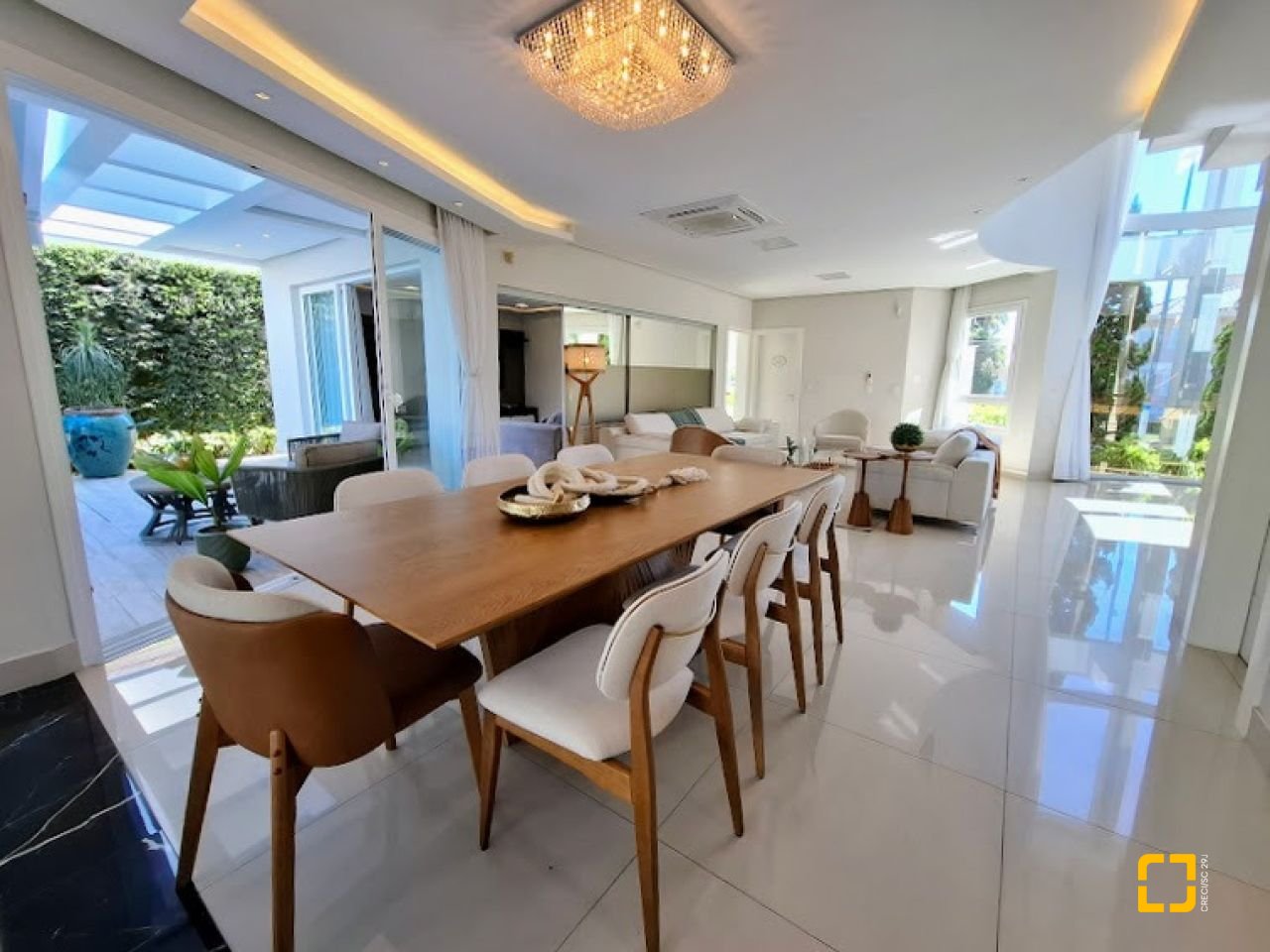 Casa com 470m², 8 quartos (sendo 4 suítes), 4 garagens, no bairro Jurerê Internacional em Florianópolis