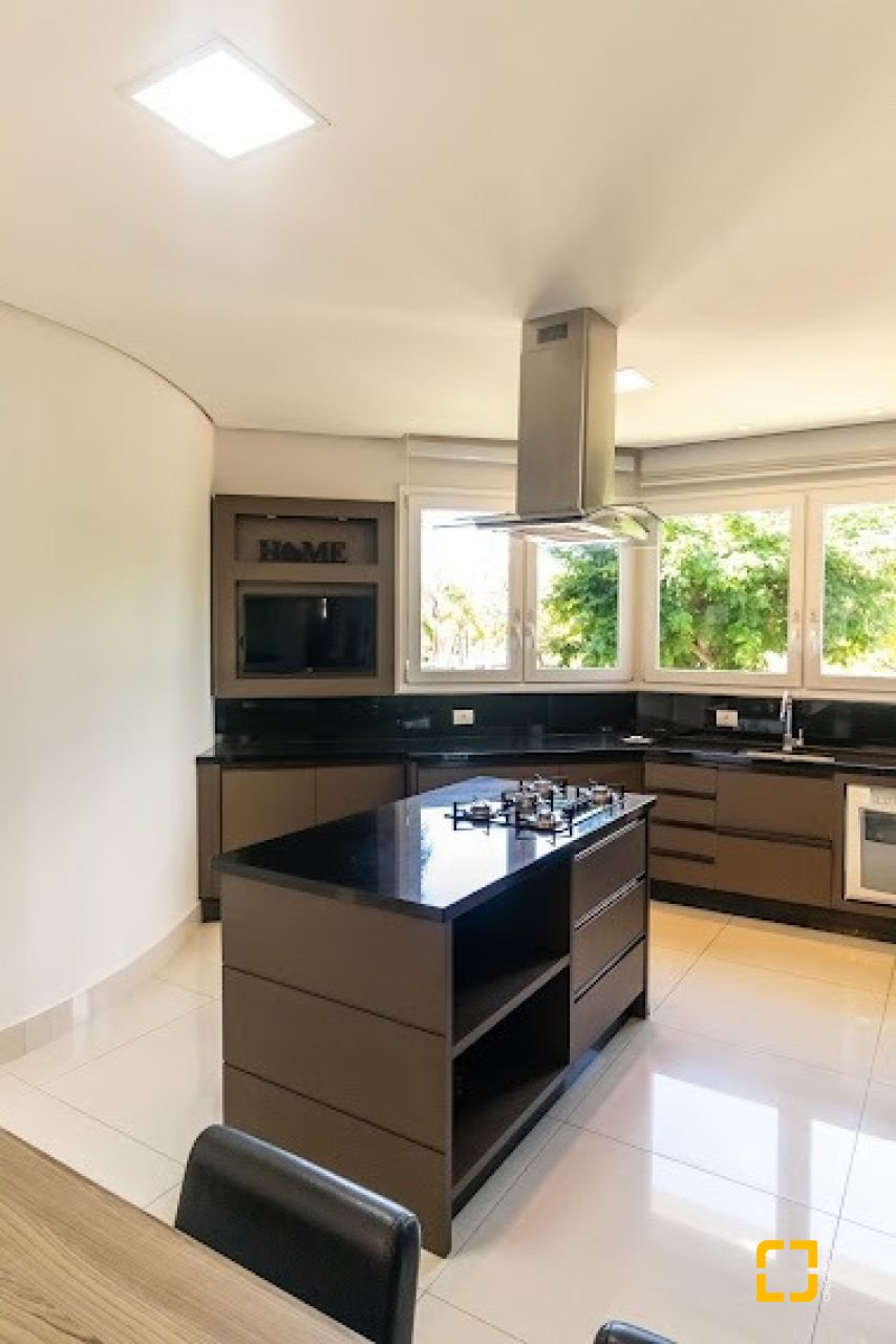 Casa com 470m², 8 quartos (sendo 4 suítes), 4 garagens, no bairro Jurerê Internacional em Florianópolis