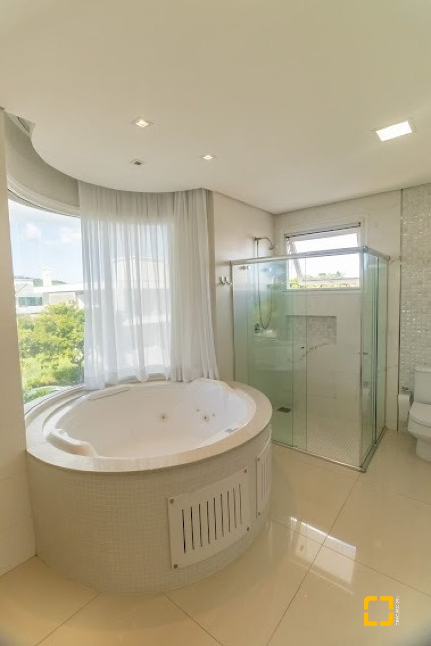 Casa com 470m², 8 quartos (sendo 4 suítes), 4 garagens, no bairro Jurerê Internacional em Florianópolis