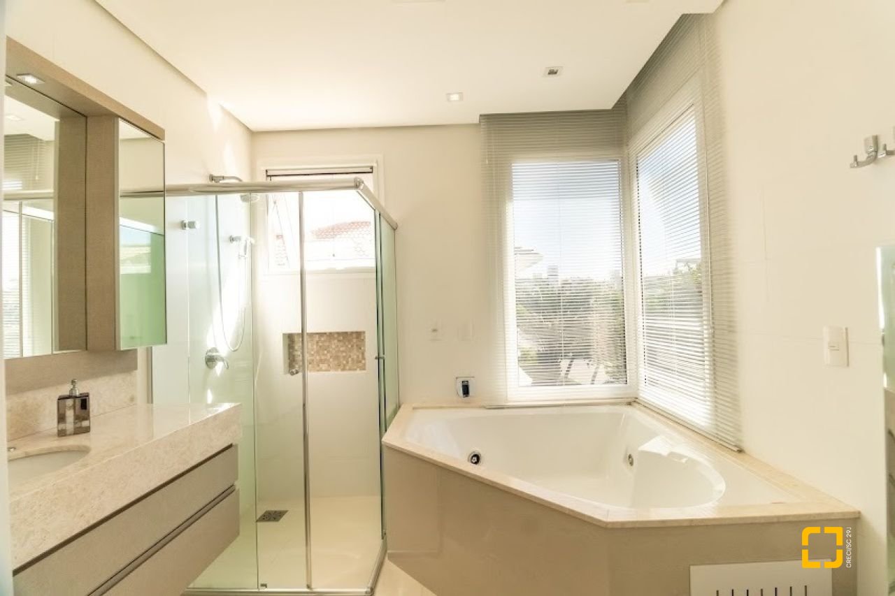 Casa com 470m², 8 quartos (sendo 4 suítes), 4 garagens, no bairro Jurerê Internacional em Florianópolis