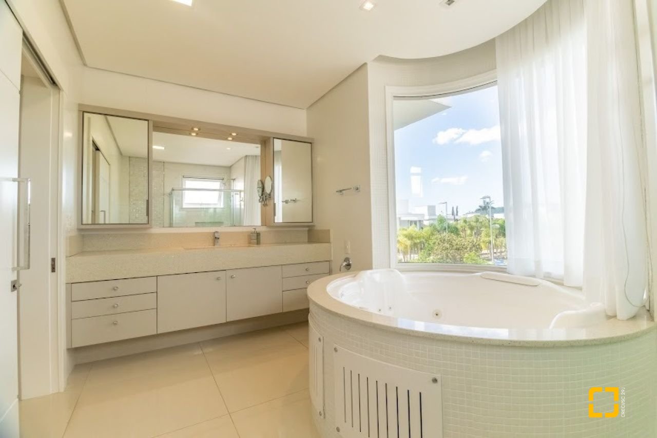 Casa com 470m², 8 quartos (sendo 4 suítes), 4 garagens, no bairro Jurerê Internacional em Florianópolis
