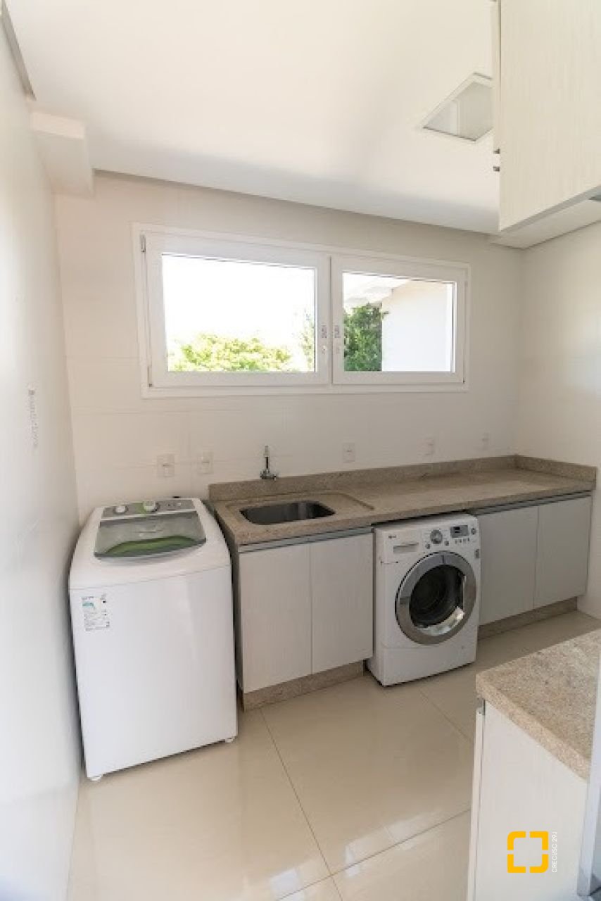 Casa com 470m², 8 quartos (sendo 4 suítes), 4 garagens, no bairro Jurerê Internacional em Florianópolis