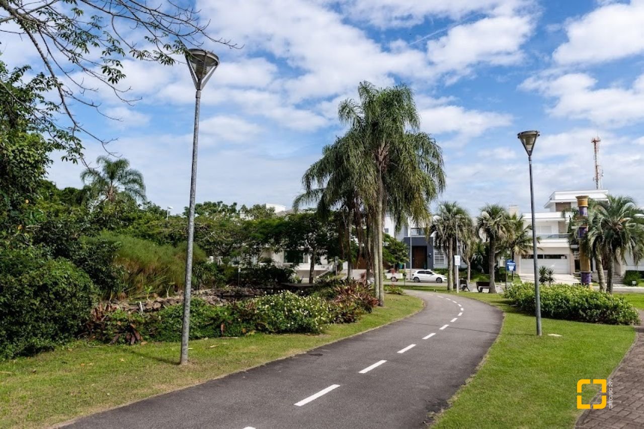 Casa com 470m², 8 quartos (sendo 4 suítes), 4 garagens, no bairro Jurerê Internacional em Florianópolis