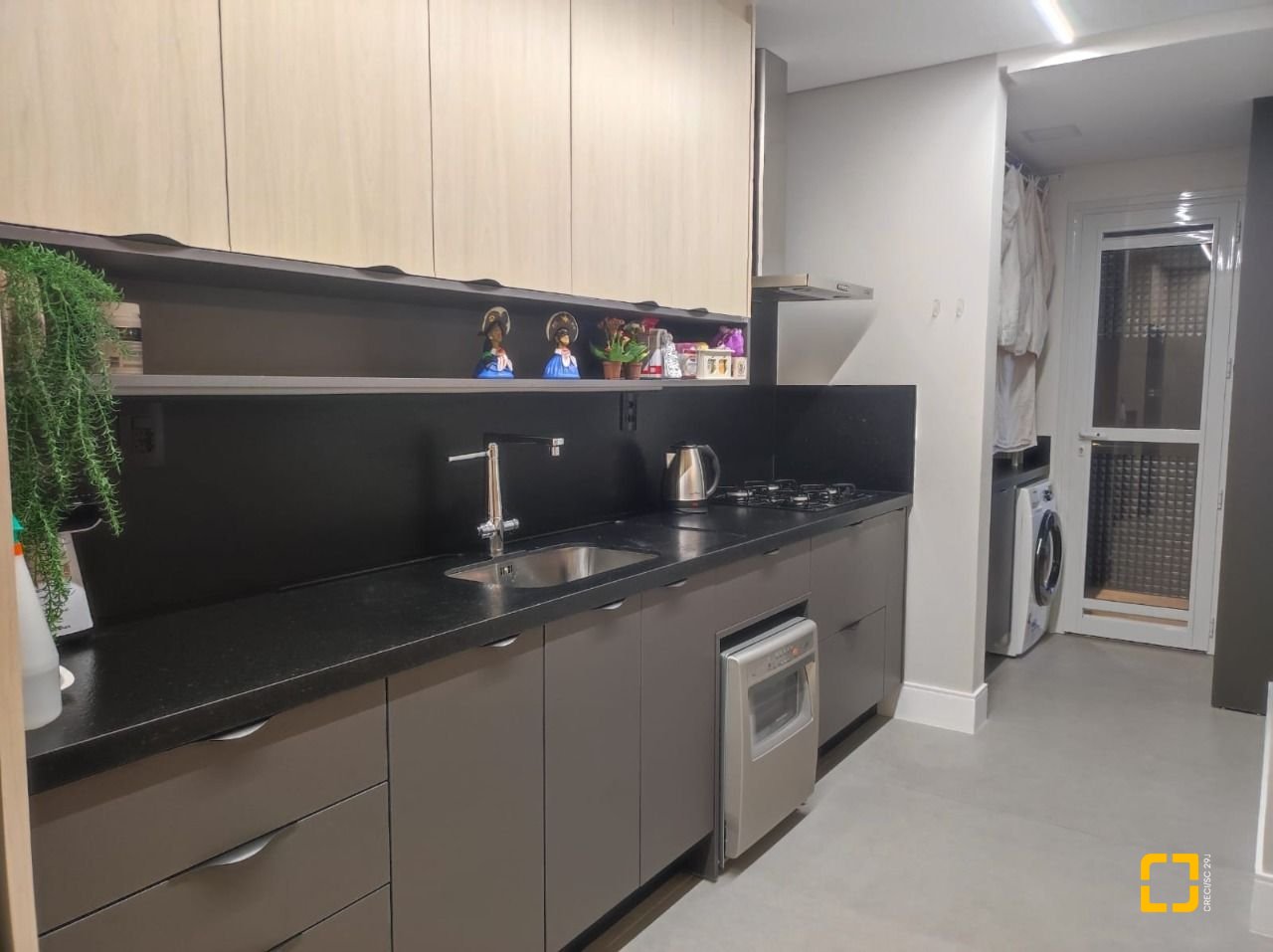 Apartamento com 121m², 3 quartos (sendo 3 suítes), 2 garagens, no bairro Kobrasol em São José