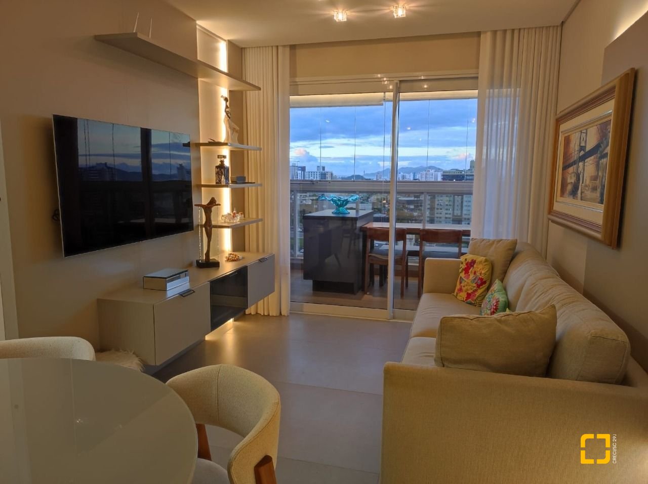 Apartamento com 121m², 3 quartos (sendo 3 suítes), 2 garagens, no bairro Kobrasol em São José