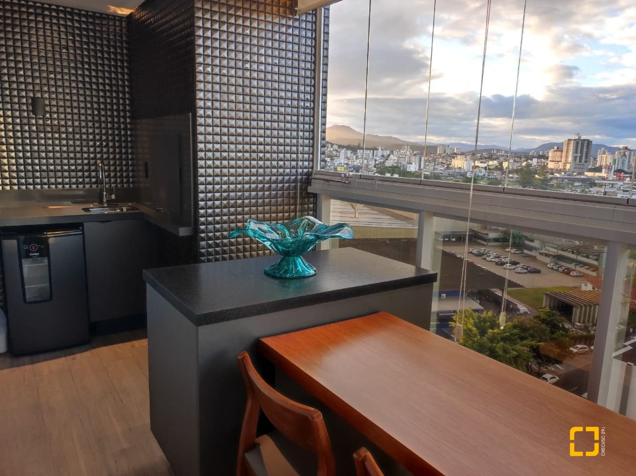 Apartamento com 121m², 3 quartos (sendo 3 suítes), 2 garagens, no bairro Kobrasol em São José