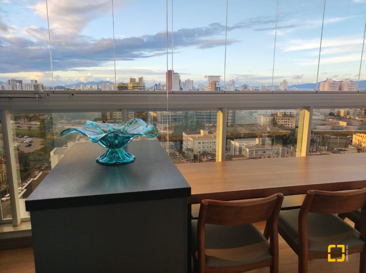 Apartamento com 121m², 3 quartos (sendo 3 suítes), 2 garagens, no bairro Kobrasol em São José