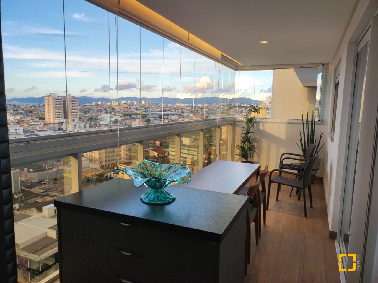 Apartamento com 121m², 3 quartos (sendo 3 suítes), 2 garagens, no bairro Kobrasol em São José