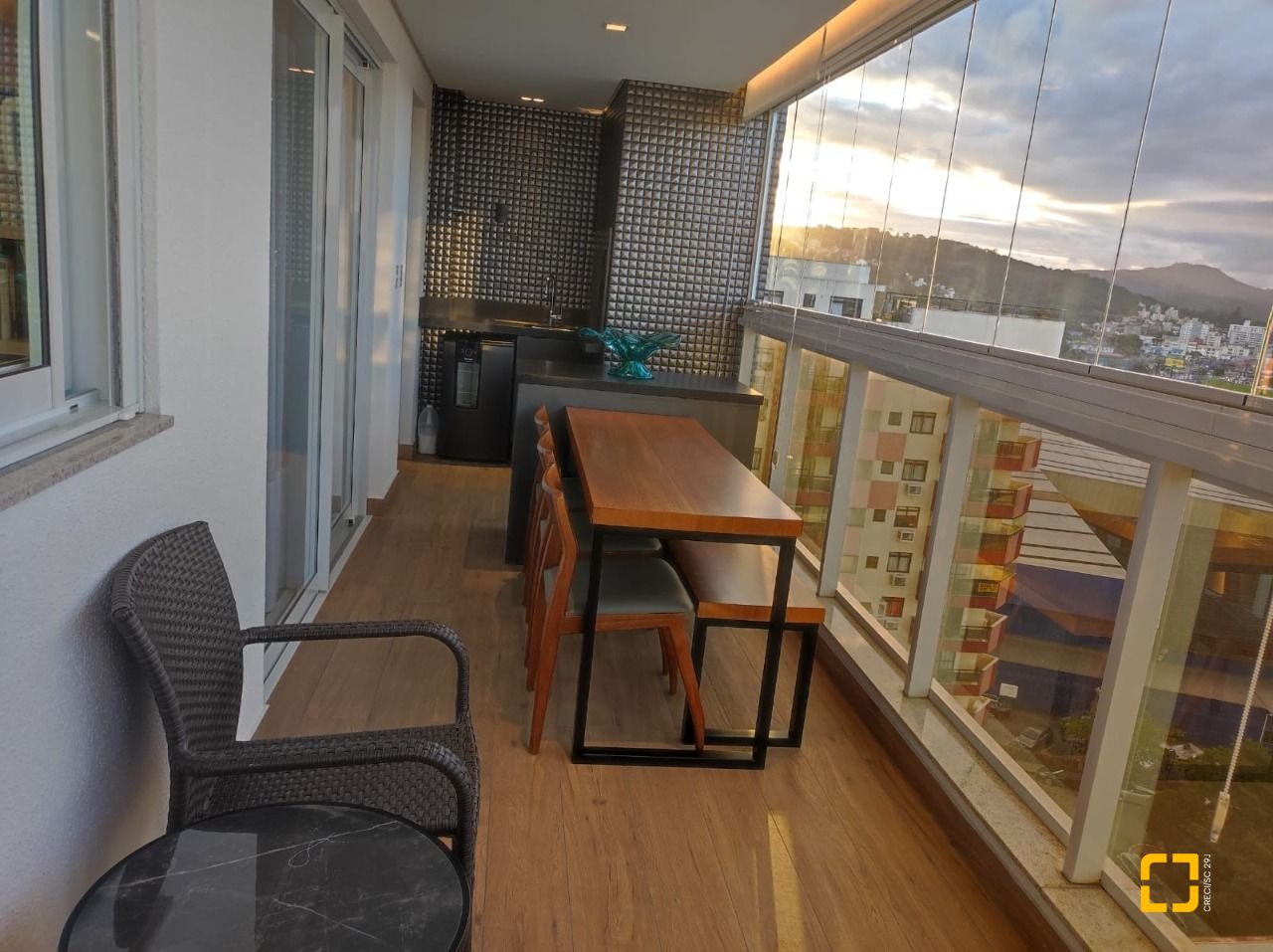 Apartamento com 121m², 3 quartos (sendo 3 suítes), 2 garagens, no bairro Kobrasol em São José
