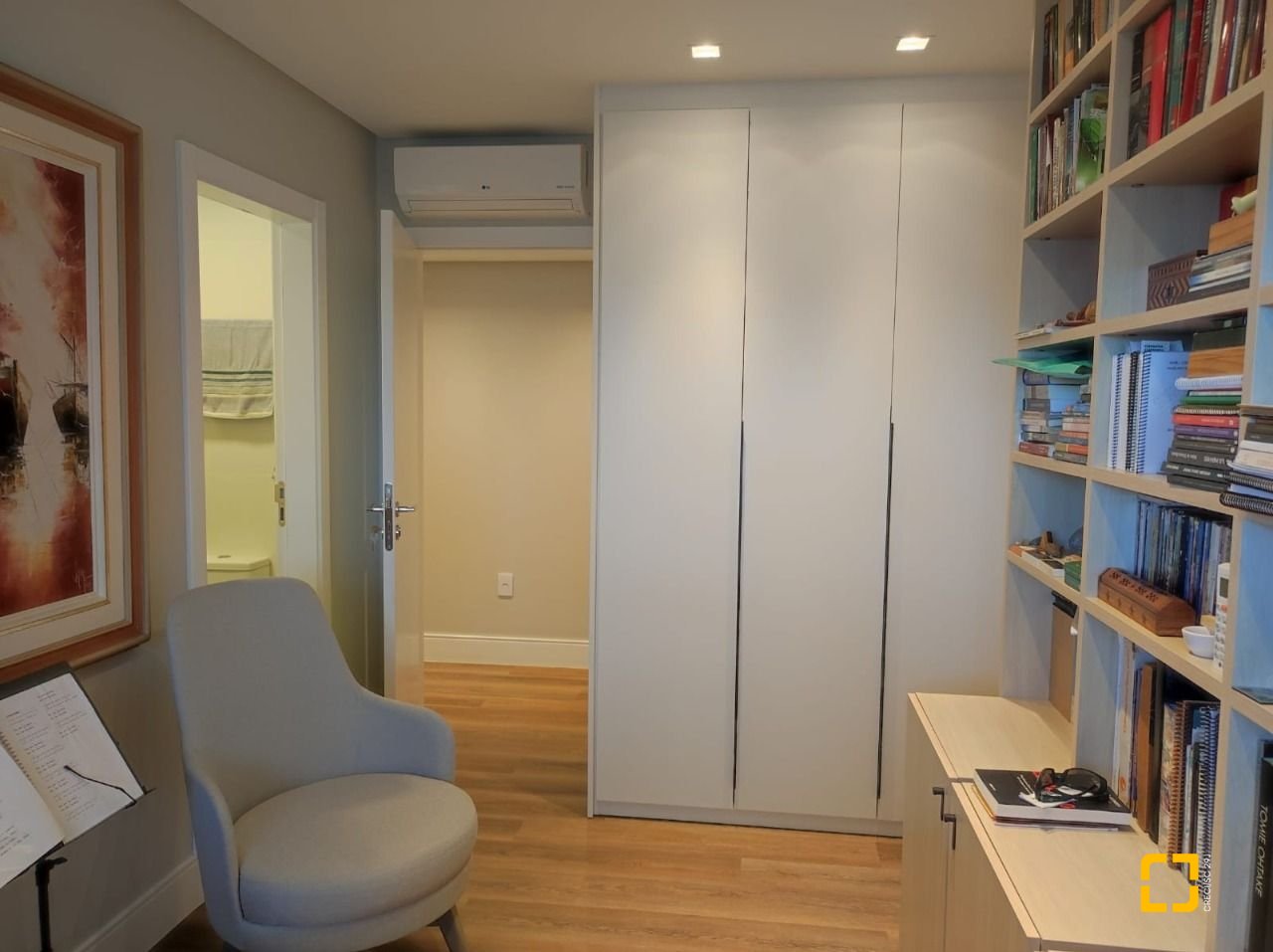 Apartamento com 121m², 3 quartos (sendo 3 suítes), 2 garagens, no bairro Kobrasol em São José