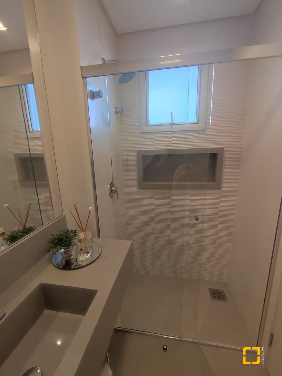 Apartamento com 121m², 3 quartos (sendo 3 suítes), 2 garagens, no bairro Kobrasol em São José