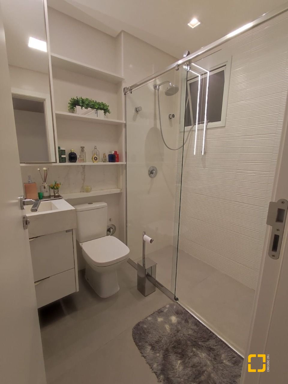 Apartamento com 121m², 3 quartos (sendo 3 suítes), 2 garagens, no bairro Kobrasol em São José