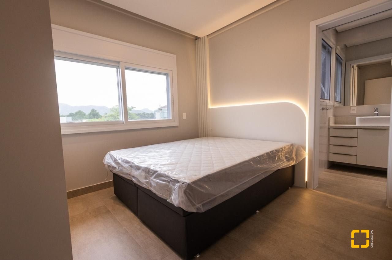 Apartamento com 151m², 6 quartos (sendo 3 suítes), 2 garagens, no bairro Cachoeira do Bom Jesus em Florianópolis