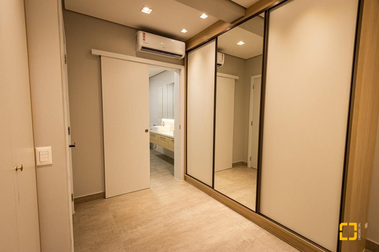 Apartamento com 151m², 6 quartos (sendo 3 suítes), 2 garagens, no bairro Cachoeira do Bom Jesus em Florianópolis