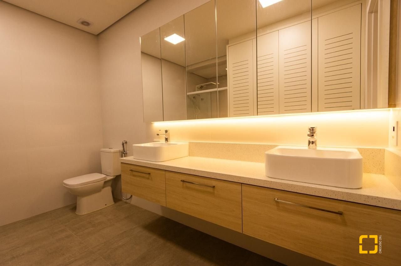 Apartamento com 151m², 6 quartos (sendo 3 suítes), 2 garagens, no bairro Cachoeira do Bom Jesus em Florianópolis