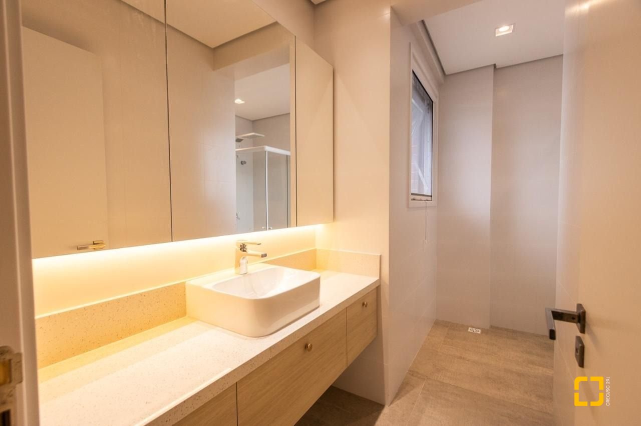 Apartamento com 151m², 6 quartos (sendo 3 suítes), 2 garagens, no bairro Cachoeira do Bom Jesus em Florianópolis