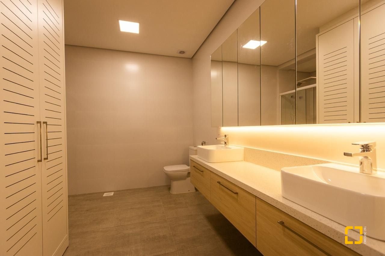Apartamento com 151m², 6 quartos (sendo 3 suítes), 2 garagens, no bairro Cachoeira do Bom Jesus em Florianópolis