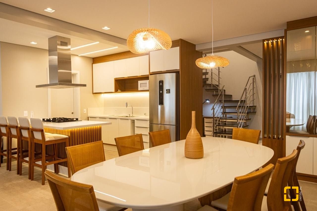 Apartamento com 151m², 6 quartos (sendo 3 suítes), 2 garagens, no bairro Cachoeira do Bom Jesus em Florianópolis