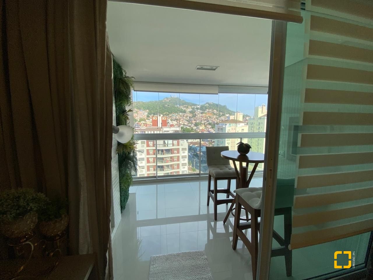 Apartamento com 101m², 4 quartos (sendo 2 suítes), 1 garagem, no bairro Centro em Florianópolis