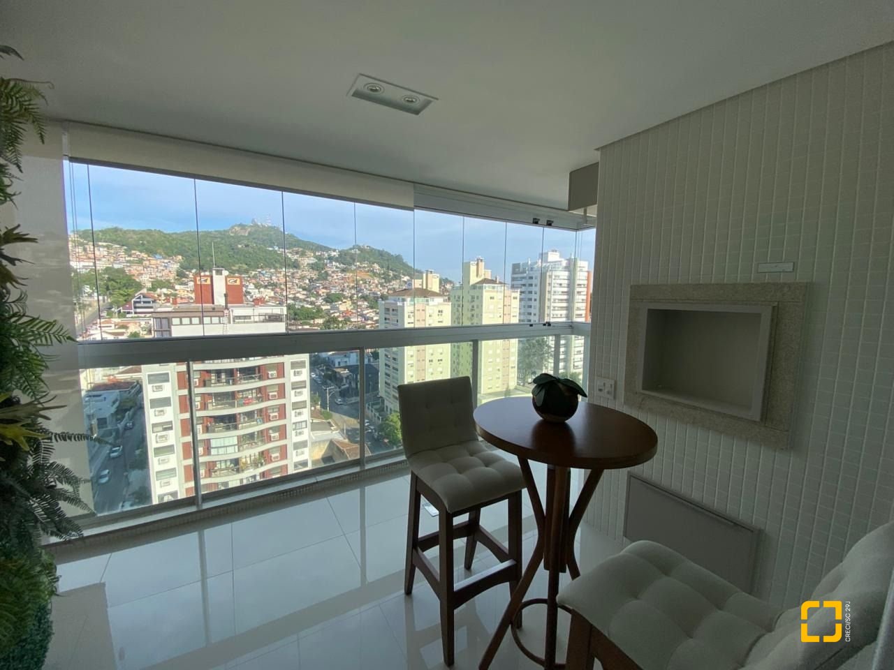 Apartamento com 101m², 4 quartos (sendo 2 suítes), 1 garagem, no bairro Centro em Florianópolis