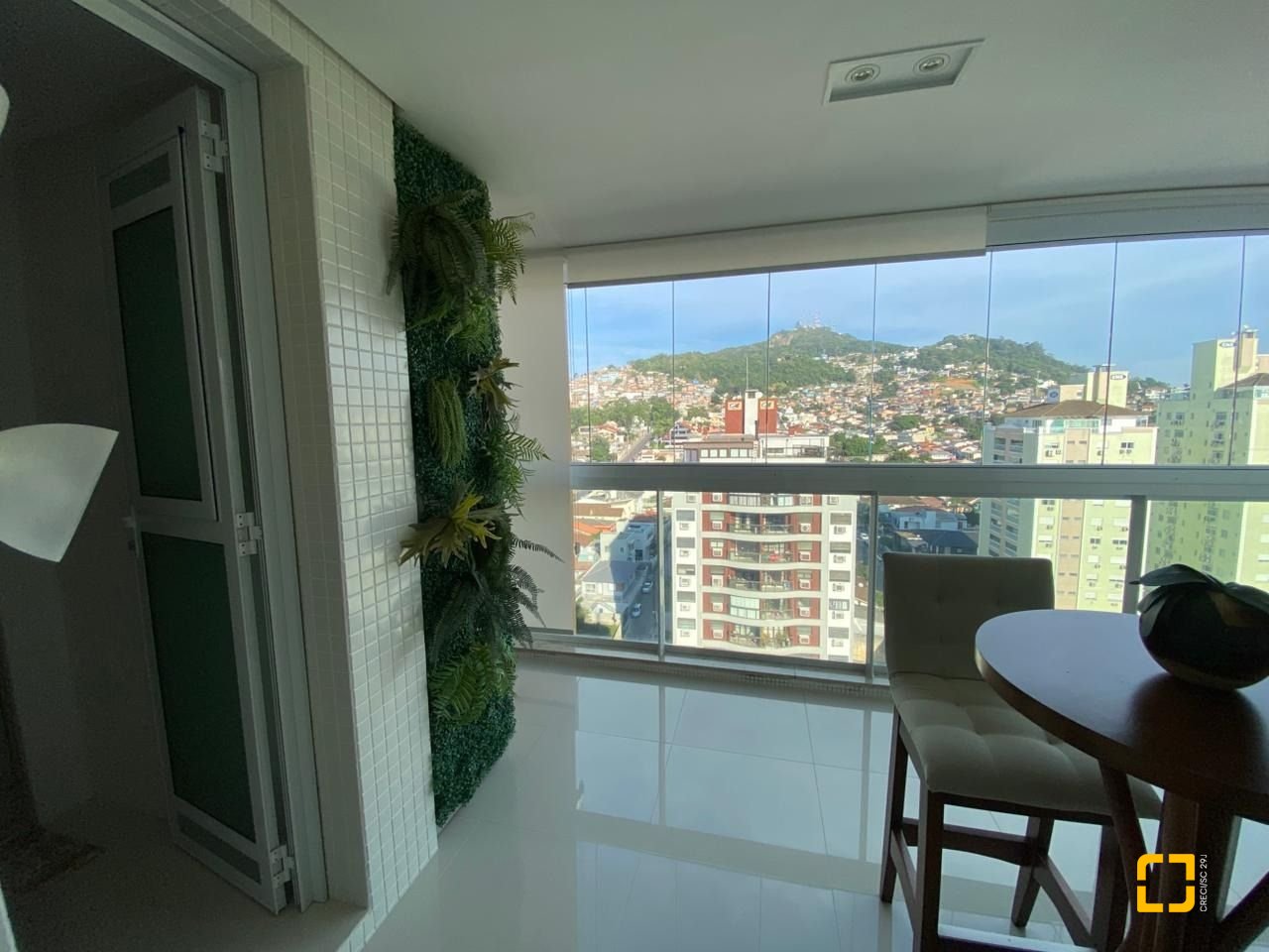 Apartamento com 101m², 4 quartos (sendo 2 suítes), 1 garagem, no bairro Centro em Florianópolis