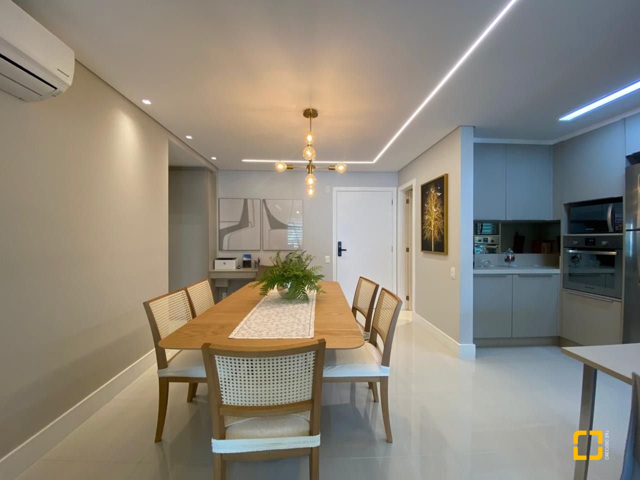 Apartamento com 101m², 4 quartos (sendo 2 suítes), 1 garagem, no bairro Centro em Florianópolis