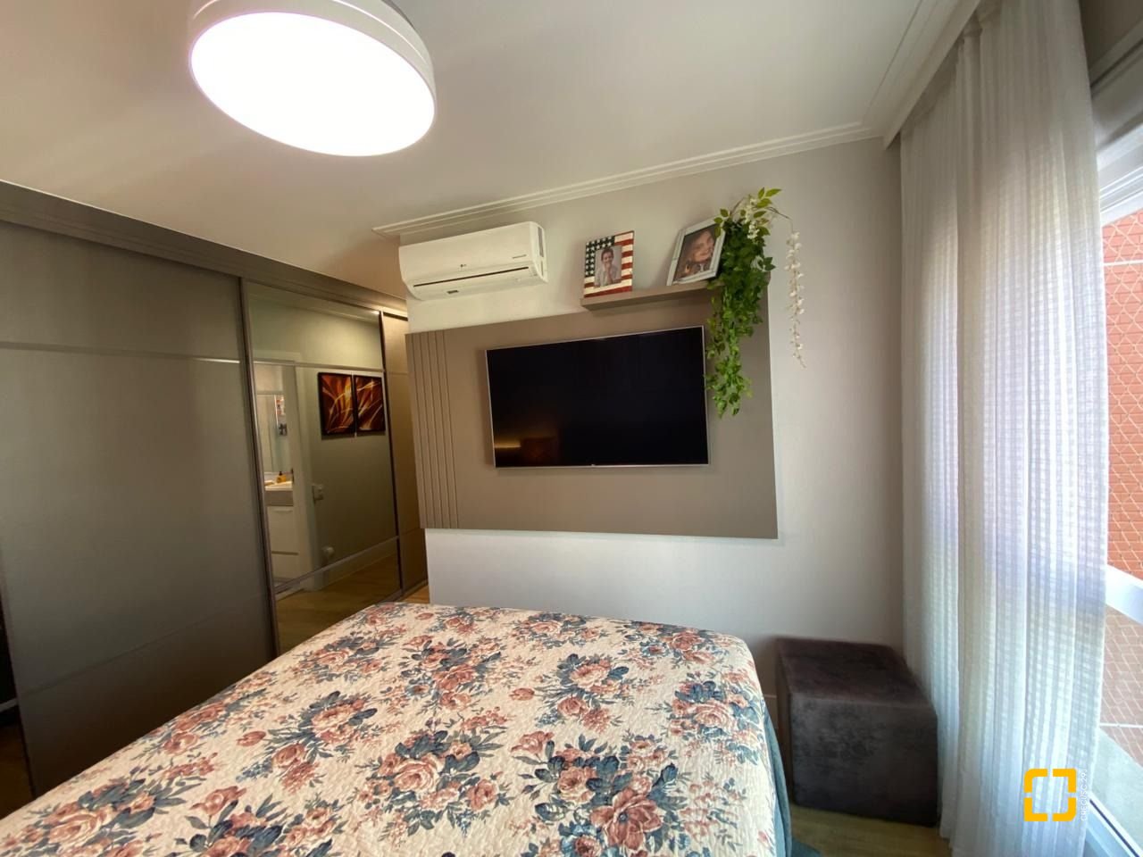 Apartamento com 101m², 4 quartos (sendo 2 suítes), 1 garagem, no bairro Centro em Florianópolis