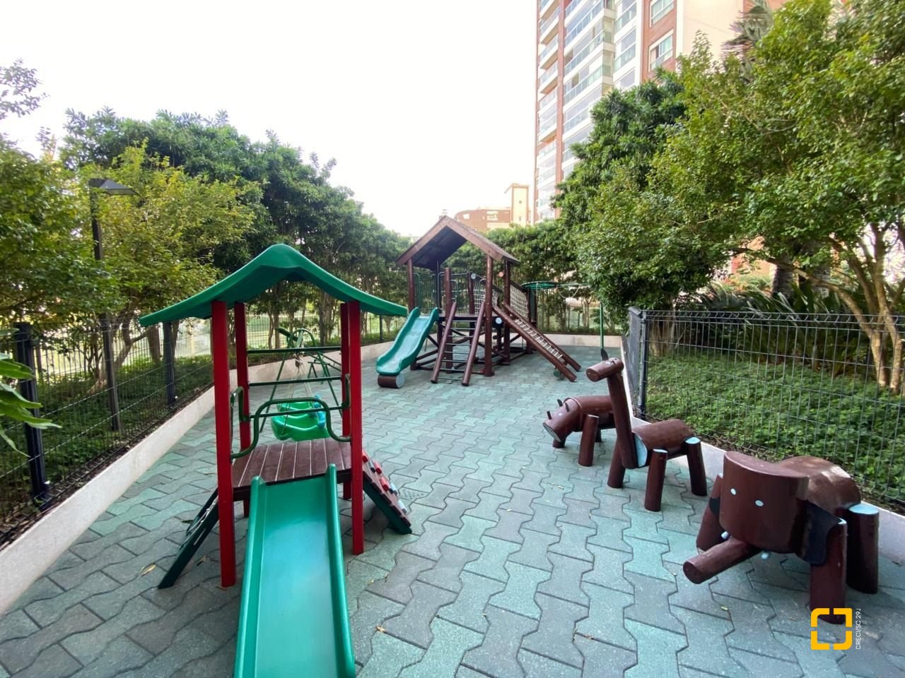Apartamento com 101m², 4 quartos (sendo 2 suítes), 1 garagem, no bairro Centro em Florianópolis
