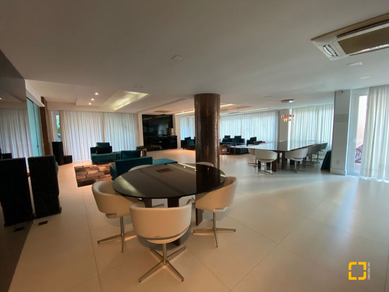 Apartamento com 101m², 4 quartos (sendo 2 suítes), 1 garagem, no bairro Centro em Florianópolis