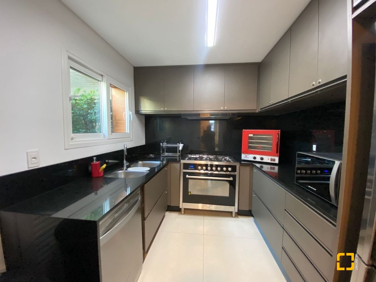 Apartamento com 101m², 4 quartos (sendo 2 suítes), 1 garagem, no bairro Centro em Florianópolis