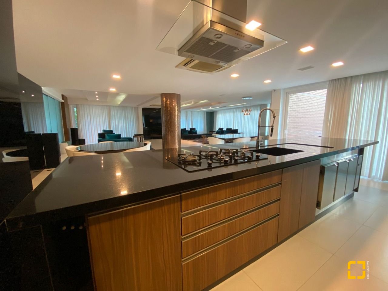 Apartamento com 101m², 4 quartos (sendo 2 suítes), 1 garagem, no bairro Centro em Florianópolis