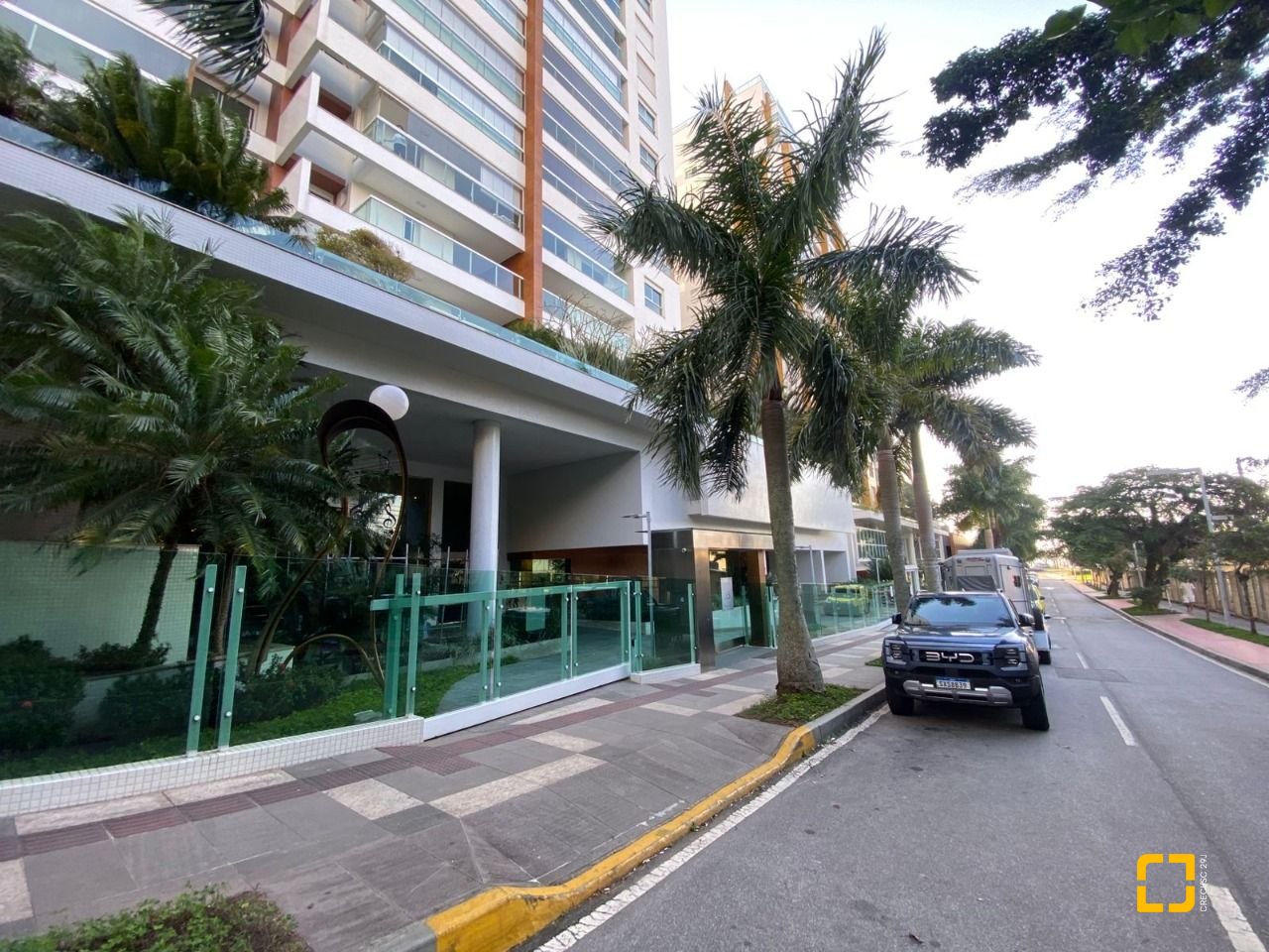 Apartamento com 101m², 4 quartos (sendo 2 suítes), 1 garagem, no bairro Centro em Florianópolis