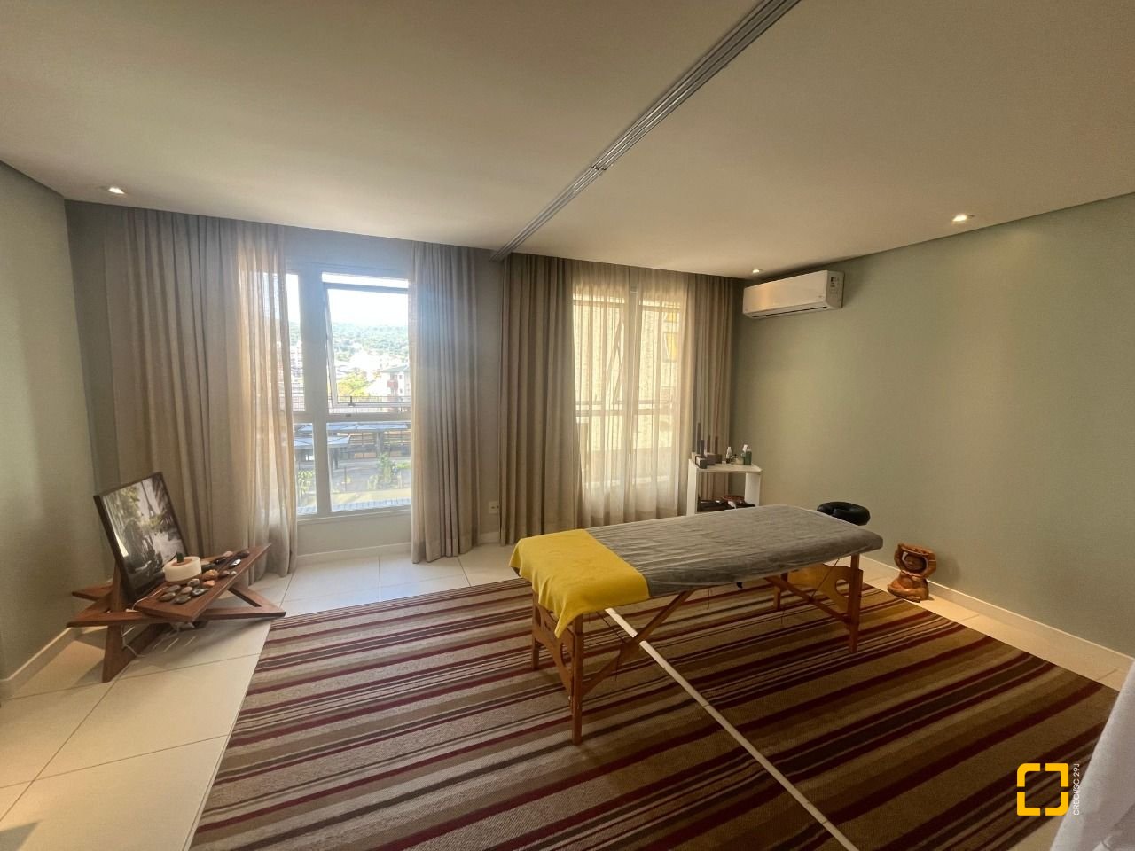 Sala com 35m², 1 garagem, no bairro Trindade em Florianópolis