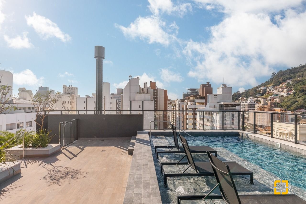 Apartamento com 80m², 4 quartos (sendo 2 suítes), 1 garagem, no bairro Centro em Florianópolis