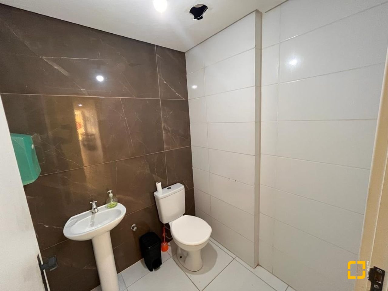 Loja com 56m², no bairro Kobrasol em São José