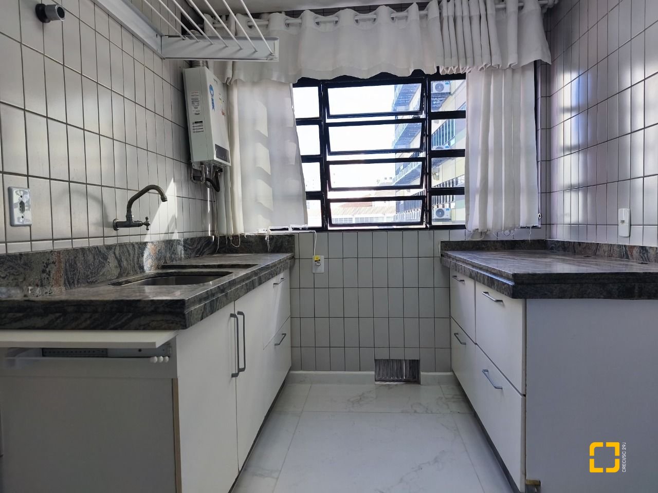 Apartamento com 120m², 4 quartos (sendo 1 suíte), 2 garagens, no bairro Centro em Florianópolis